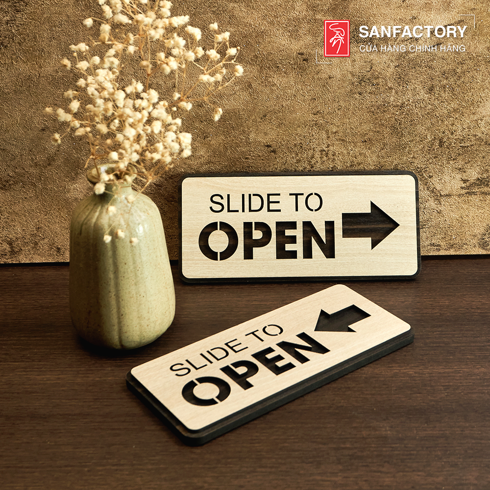 Bảng gỗ Slide to open chỉ hướng mở cửa dạng cửa lùa trái phải