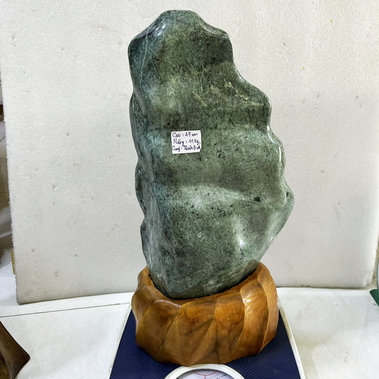 Đá, cây đá, trụ đá phong thủy serpentine cao 47 cm nặng 11 kg cho mệnh Hỏa và Mộc