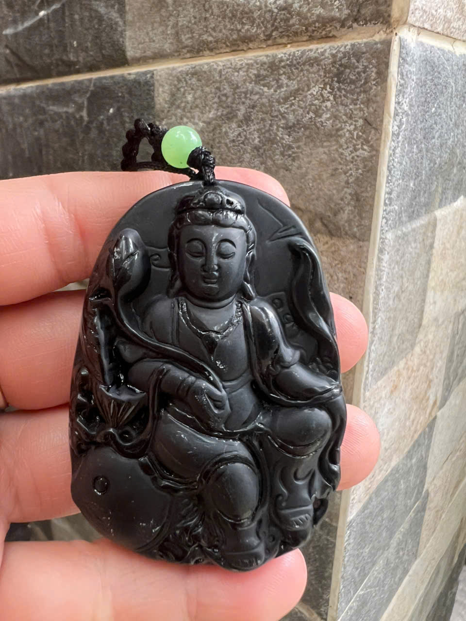 Mặt Dây Chuyền Nam Phật Quan Âm Cưỡi Cá Chép Đá Mã Não Đen Size To Cao 60mm Ngang 43mm Dầy 13mm ạ