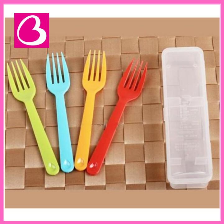 Set 4 Dĩa Nĩa nhựa Picnica Nhật Bản kèm hộp cho bé