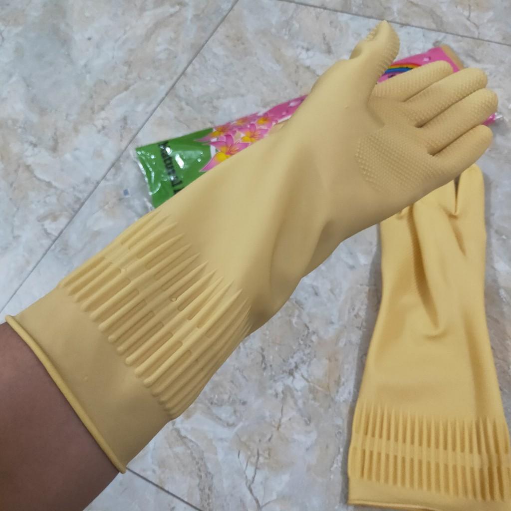 Găng tay chất liệu cao su chống nước dùng Rửa chén hoặc Giặt quần áo Rửa xe màu vàng dài 36cm