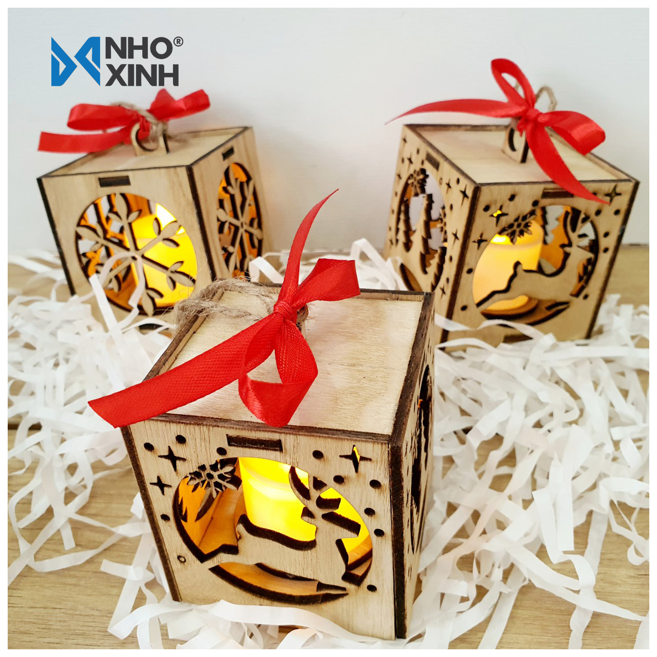 Hộp 3 đèn vuông trang trí cây thông Noel có đèn nến ánh sáng vàng, nhãn hiệu Nho Xinh, xuất xứ Việt Nam, có thể làm quà tặng, quà lưu niệm