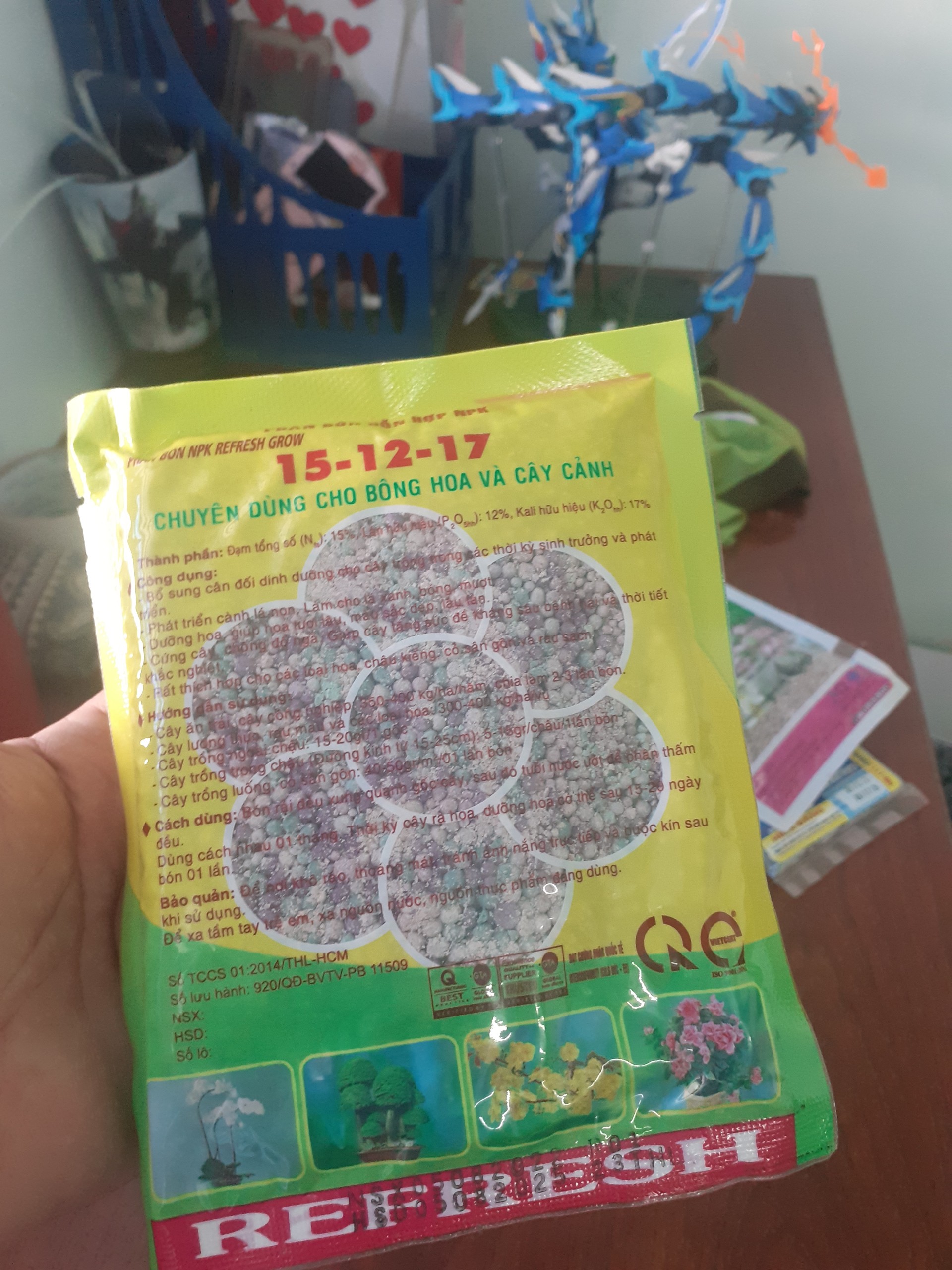 Gói 200gr N-P-K hỗn hợp chuyên dùng cho hoa – cây cảnh 15-12-17 Phân nhiều màu.