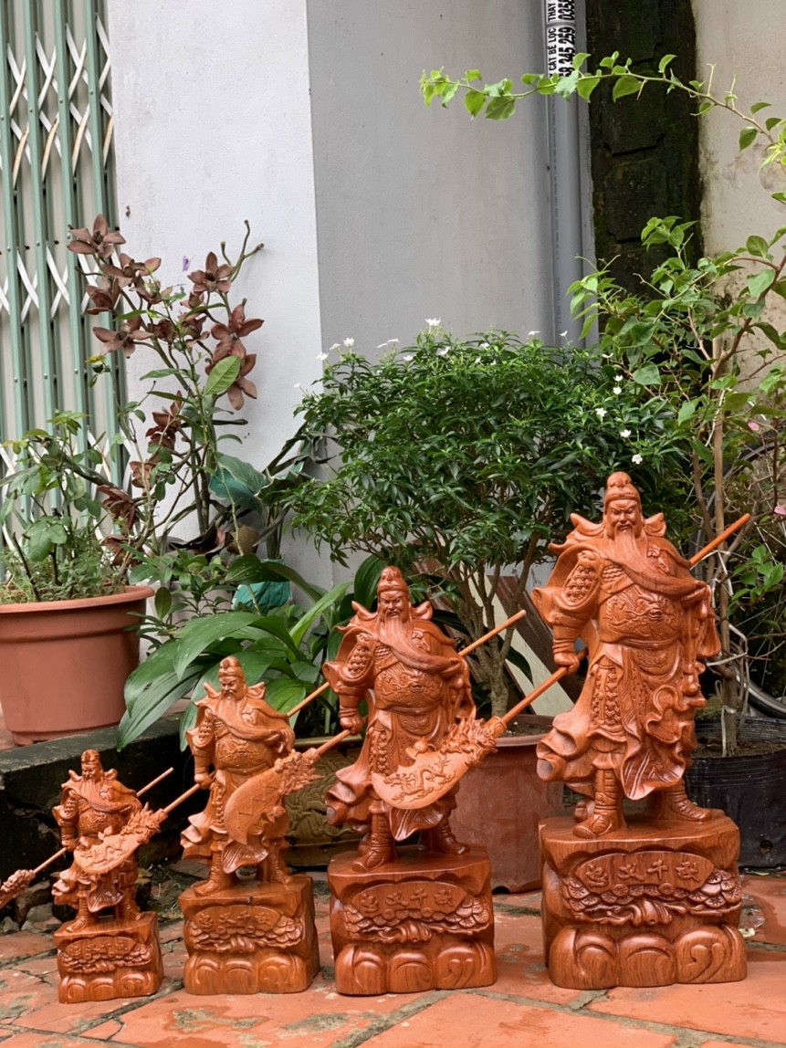 Tượng quan công cầm đao gỗ hương kt cao 60cm