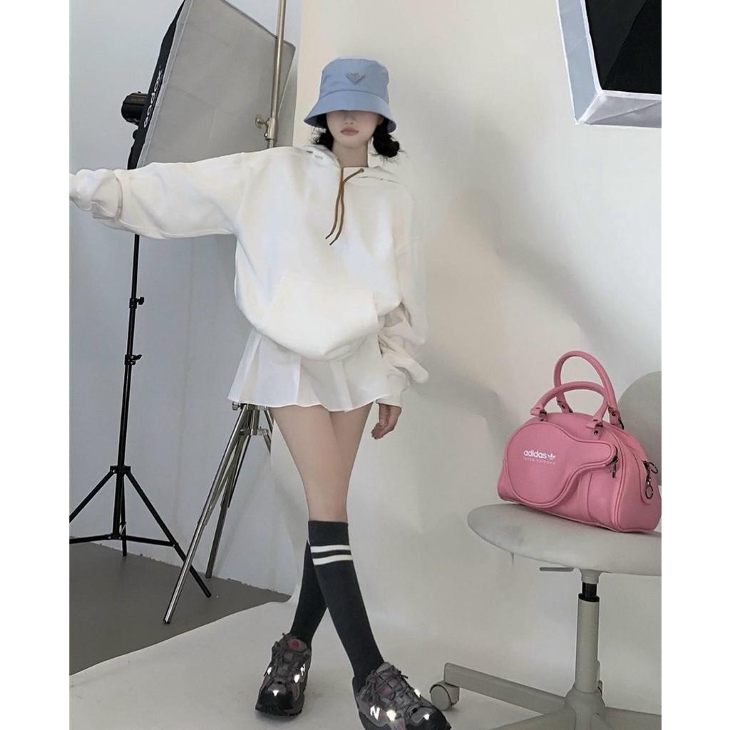Set áo hoodie trắng có mũ kèm chân váy xếp ly ngắn năng động đồng phục hàn quốc