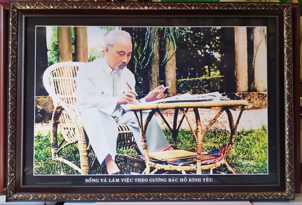 TRANH BÁC HỒ NGỒI LÀM VIỆC TRONG VƯỜN HOA PHỦ CHỦ TỊCH