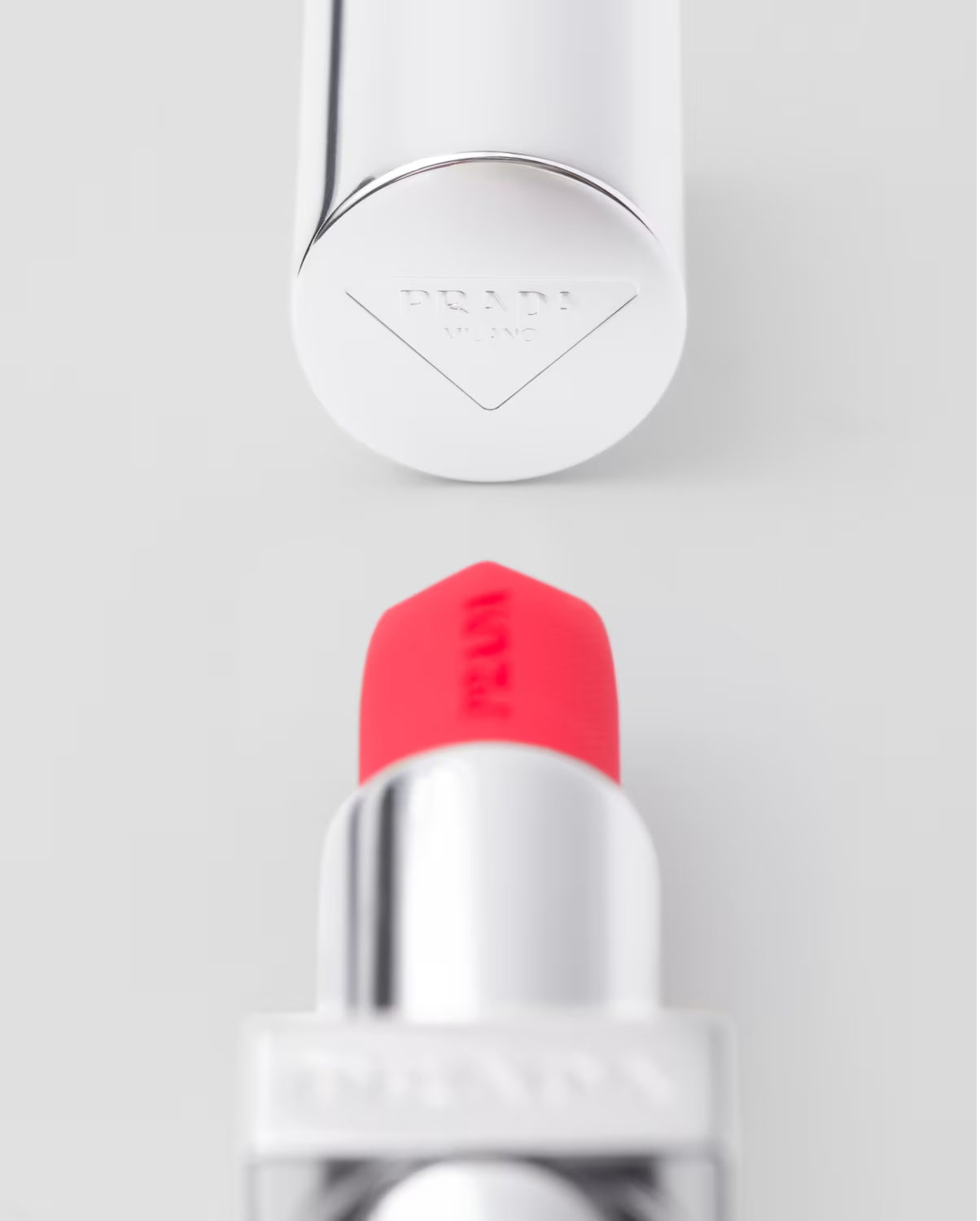 Son màu Prada Monochrome Buildable Weightless Lipcolor R126_SCARLATTO 3.8gr