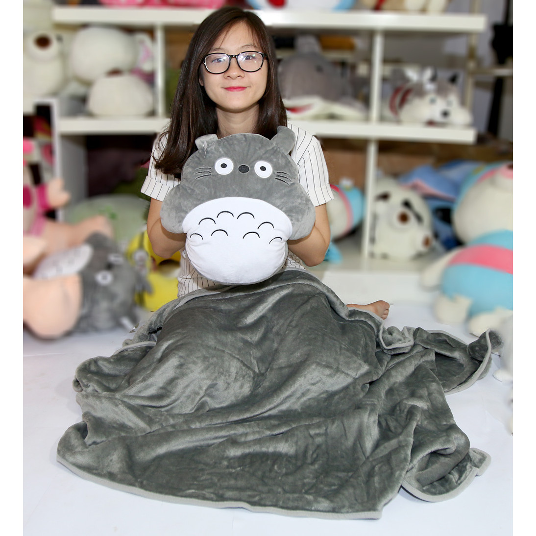 Bộ chăn gối văn phòng 3 chức năng Totoro tròn xám