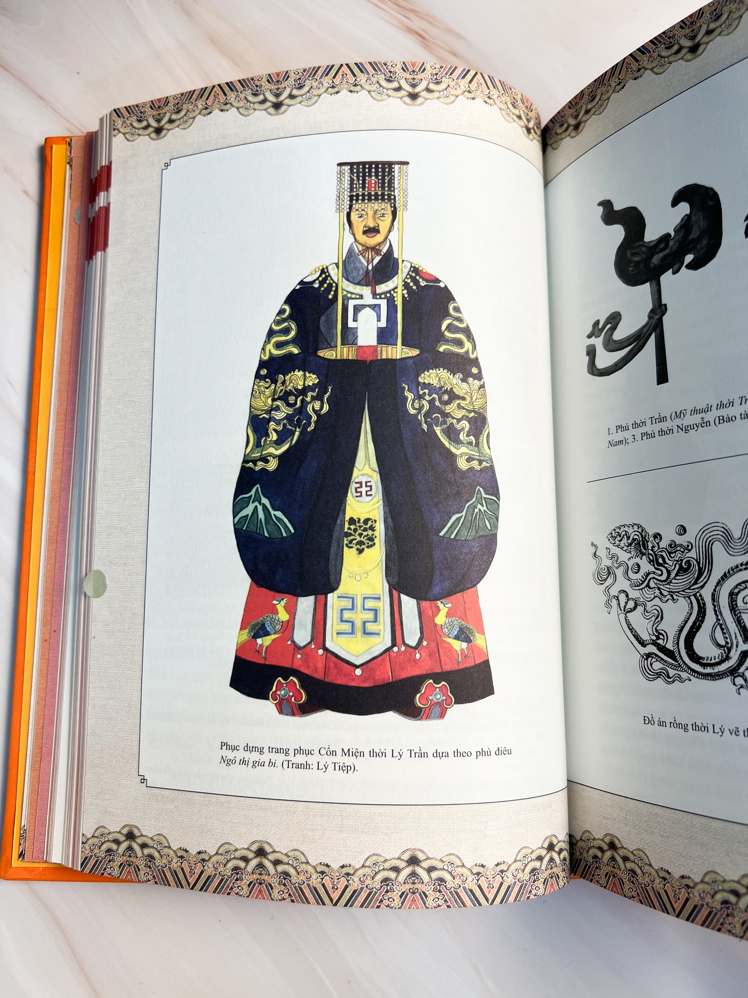 ẤN BẢN BÌA DA PU CAO CẤP VÀ GIỚI HẠN - NGÀN NĂM ÁO MŨ - TRẦN QUANG ĐỨC -