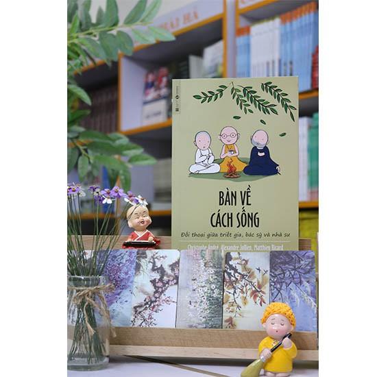 Sách - Bàn Về Cách Sống - Đối Thoại Giữa Triết Gia, Bác Sỹ Và Nhà Sư ( Tặng Postcard Xuân bốn mùa )