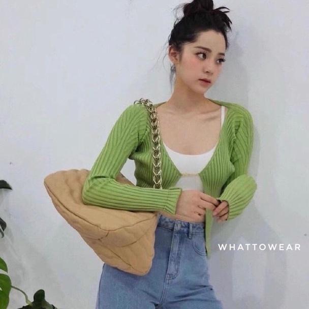 Áo len Jennie cài móc giữa ngực trendy