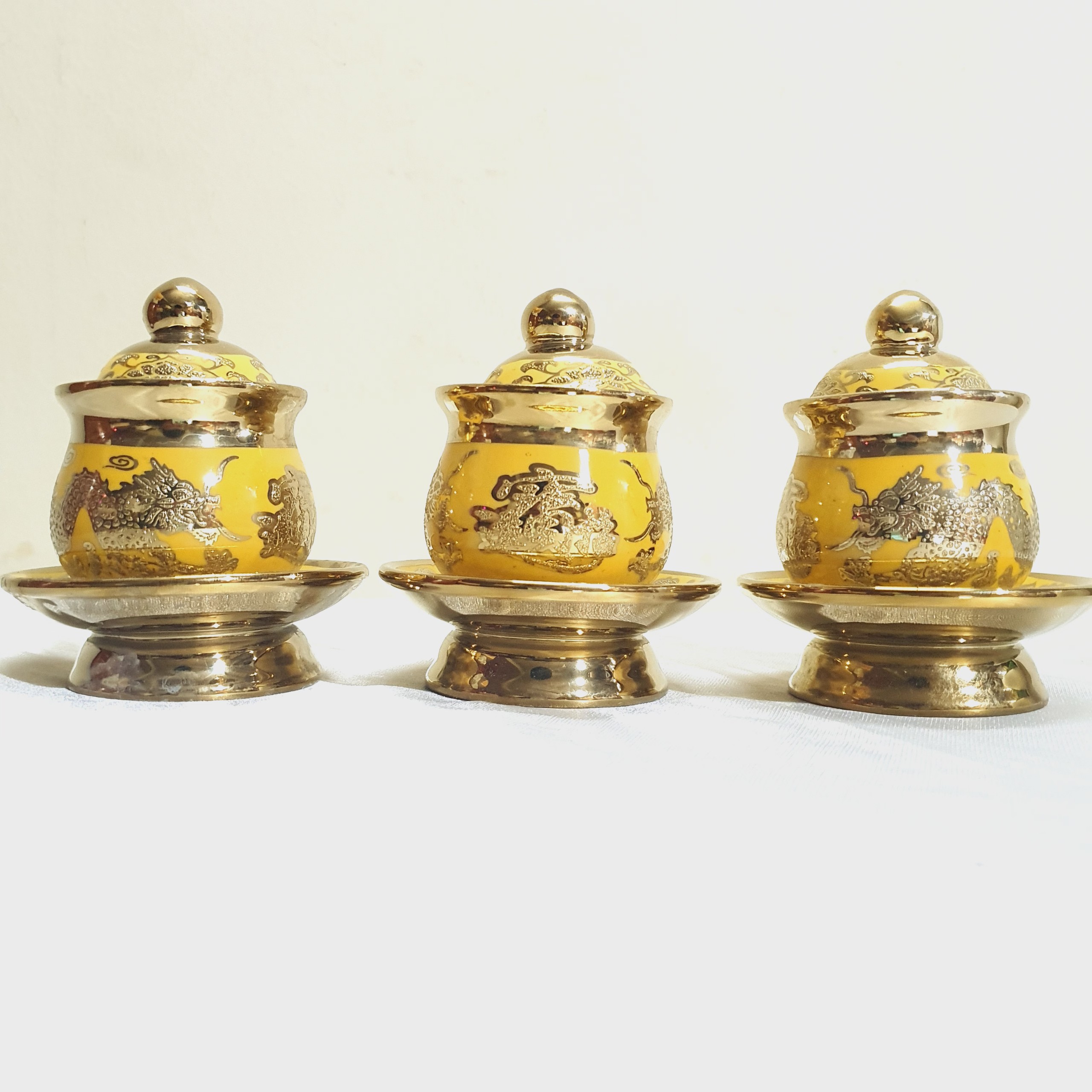 Bộ thờ sứ 3D vàng gồm lư hương, bình bông, chum nước và dĩa trái cây