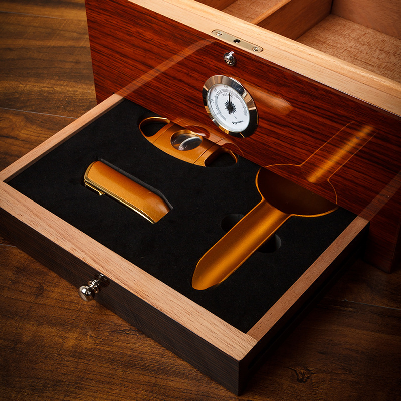Tủ Giữ Ẩm Hộp Đựng Bảo Quản 50 Điếu Cigar COB-950 Gỗ Tuyết Tùng Cao Cấp Kèm Bộ Phụ Kiện Bật Lửa Dao Cắt và Gạt Tiện Lợi