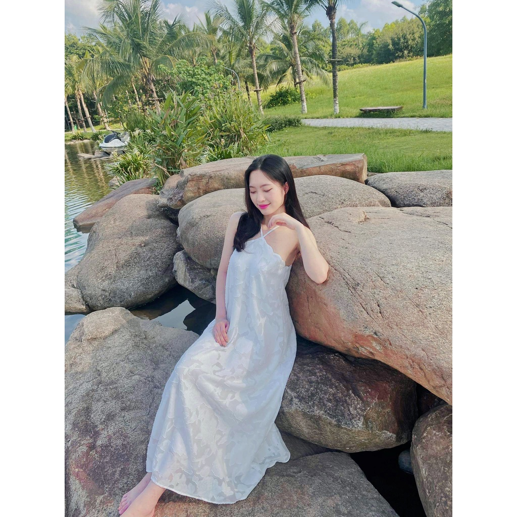 Đầm yếm maxi trắng đi biển, Váy yếm trắng cổ dây suông dài Cao Cấp thêu hoa, sexy quyến rũ MiNhi