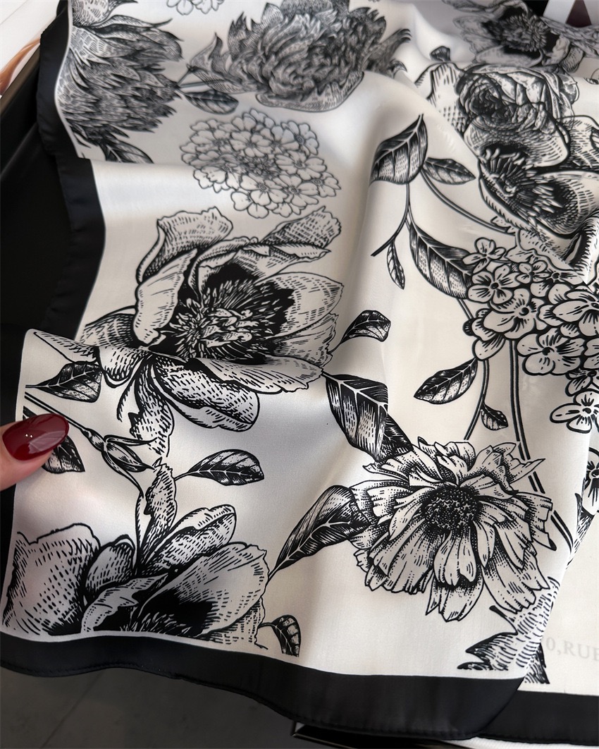 KHĂN QUÀNG CỔ LỤA HÌNH VUÔNG SANG TRỌNG THỜI TRANG