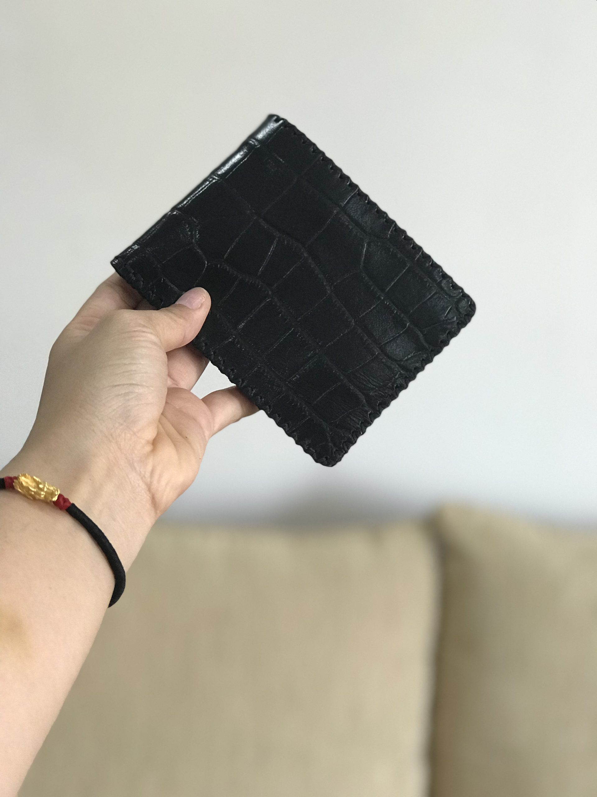 Ví nam da bò dập vân cá sấu handmade Bifold Wallet màu đen mã VDBDVCS1643210921
