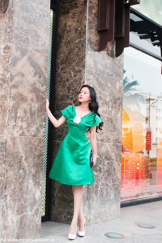 ĐẦM XÈO ĐÍNH HOA TRƯỚC NGỰC XINH XẮN