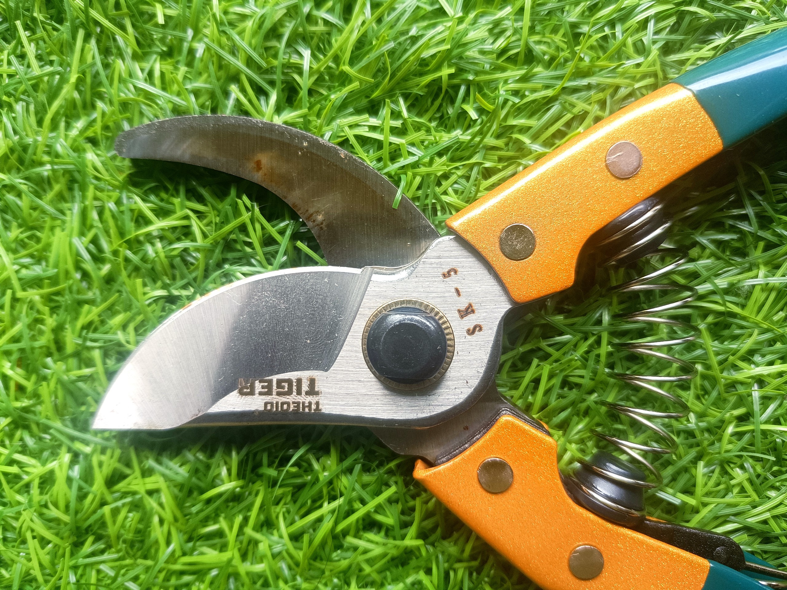 KÉO CẮT CÀNH NHẬT BẢN CÁN XANH VÀNG LƯỠI THÉP SK5
