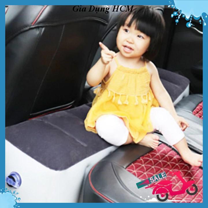 Gối hơi kê chân hàng ghế sau làm giường trên ô tô