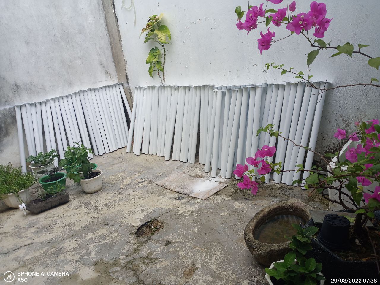 4 chân bàn sắt trắng , cao 72cm .phù hợp cho mọi loại bàn gỗ , đi kèm 16 ốc vít