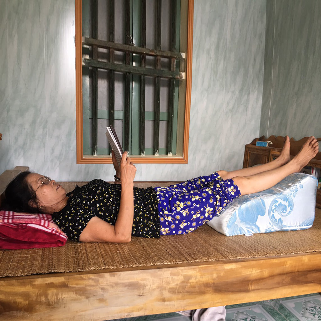 Gối điều trị giãn tĩnh mạch chân thế hệ thứ 2 - Độ dốc vừa phải - Rộng hơn nằm nghiêng thoải mái - Bác sĩ khuyên dùng