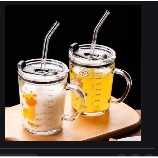 Cốc Thủy Tinh Chia Vạch Pha Sữa Có Tay Cầm, Có Nắp Đậy Kèm Ống Hút Tiện Dụng Loại 400Ml - Loại Tốt