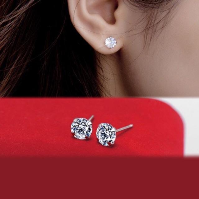 Bông tai nụ đá Bạc Quang Thản thiết kế đeo chốt sát tai đá màu trắng có nhiều size để lựa chọn.