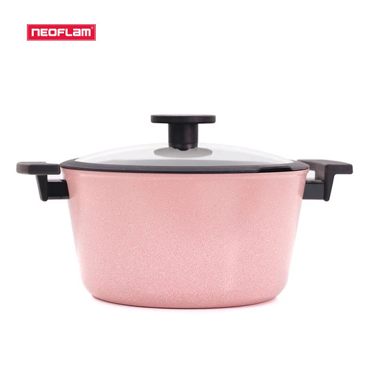 Nồi sâu chống dính bếp từ Neoflam Reverse 24cm, thể tích 4.8lít, thành cao12cm, đáy dày 35mm, phủ chống Daikin 4 sao thế hệ mới, vung kính cường lực viền silicone đen. Tráng gốm màu hồng bên ngoài.