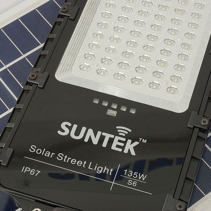 Đèn Đường Năng Lượng Mặt Trời SUNTEK LED Solar Street Light S6 135W - Chiếu sáng liên tục 30-32 giờ | Tuổi thọ 7-8 năm | Chống Nước/Bụi/Sét | Tự động Bật/Tắt | Điều khiển Từ xa - Hàng Chính Hãng - Bảo hành 3 năm 1 đổi 1