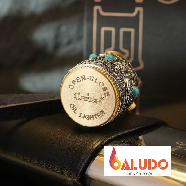 Vỏ hộp quẹt xăng đá kiêm móc khóa CF-212C vỏ xoay hoa văn nổi đính đá