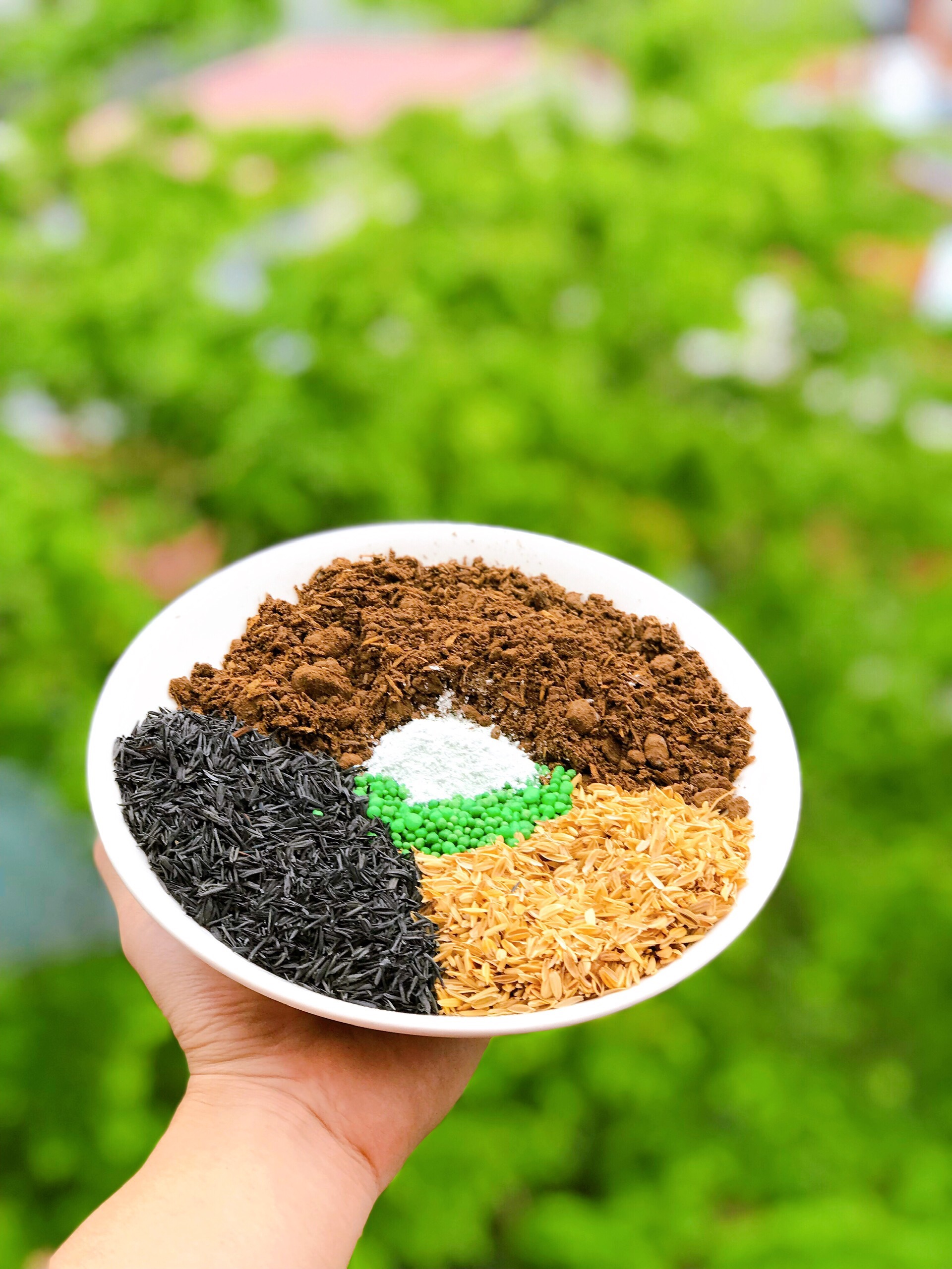 Đất trồng cây cảnh , chuyên dụng cho cây xanh lá , khoẻ mạnh , tươi tốt khối lượng 1kg