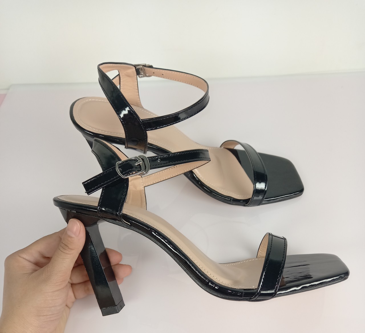 Giày sandal cao gót big size nữ 40 41 42 43 quai ngang thời trang màu đen gót vuông mũi vuông cao 9 phân