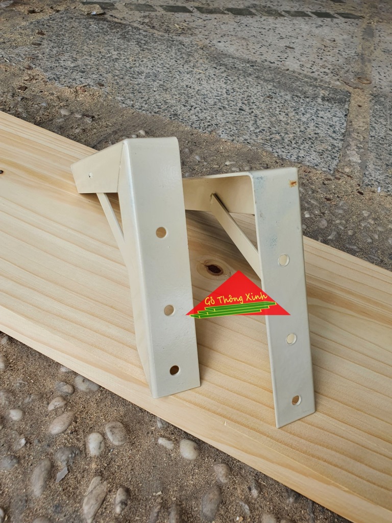 Cặp giá đỡ kệ gỗ dài 20cm bằng sắt đã sơn màu vàng nhạt, rất chắc chắn chịu lực tốt trên 30kg