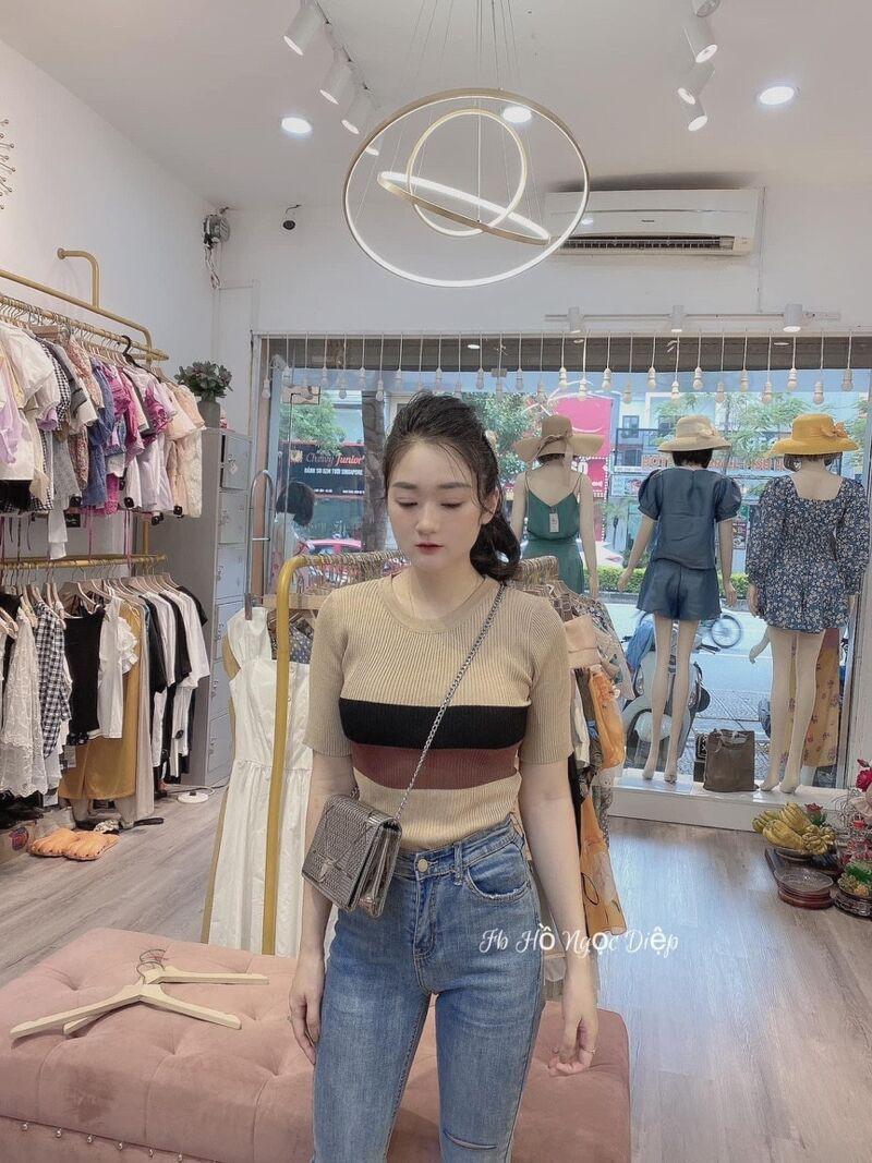 Áo len kẻ nâu cổ tròn phối