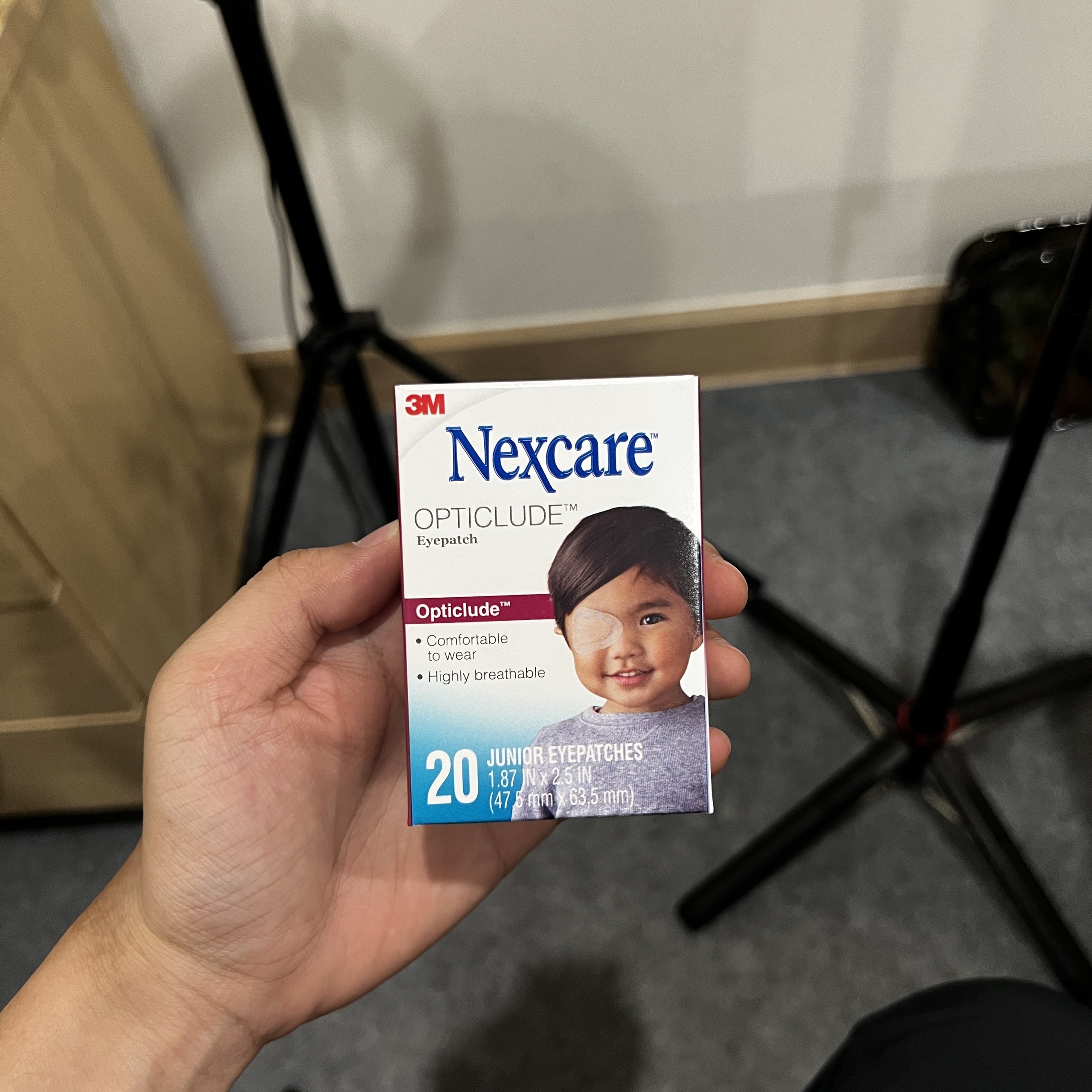 Hộp 20 miếng dán mắt hỗ trợ nhược thị trẻ em 3M Nexcare 1537 cỡ bé, sản xuất tại Canada