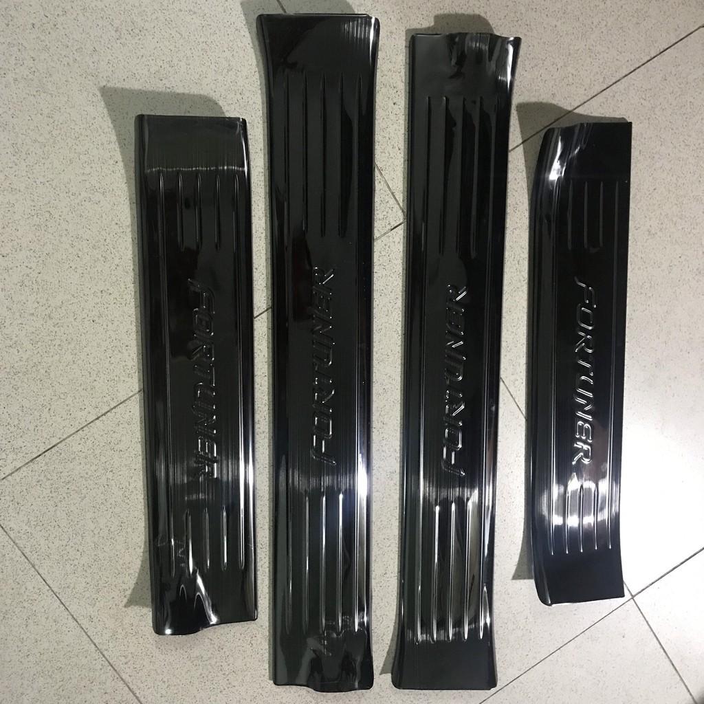 Ốp Bậc Cửa Xe Fortuner 2017 2018 2019 2020 mẫu Titan