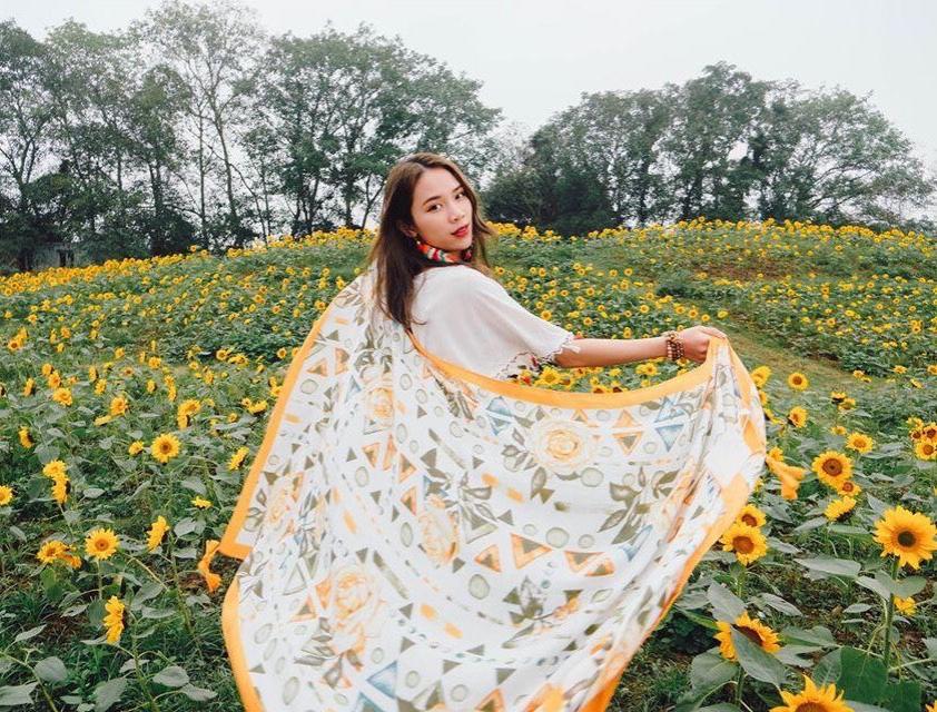 Khăn choàng boho hoa hồng vàng