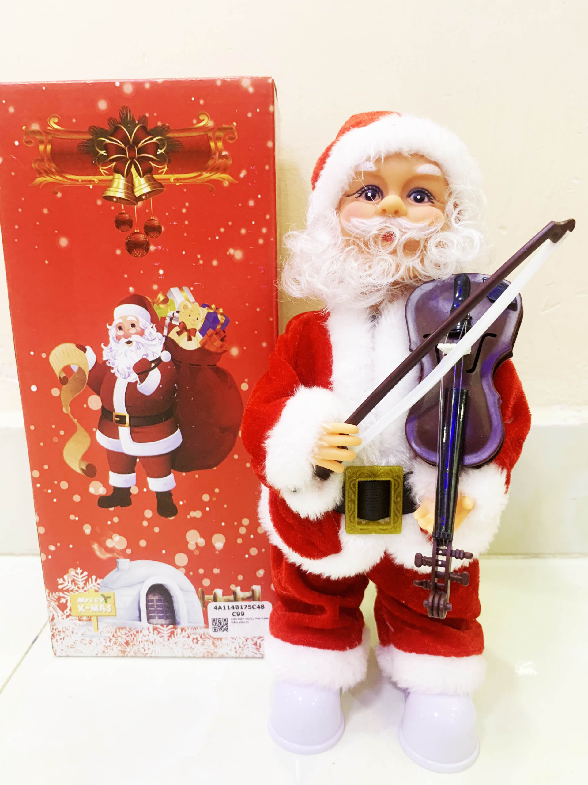 ông già noel nhảy dù, kéo đàn violon, leo dây, chui ống khói có đèn nhạc giáng sinh