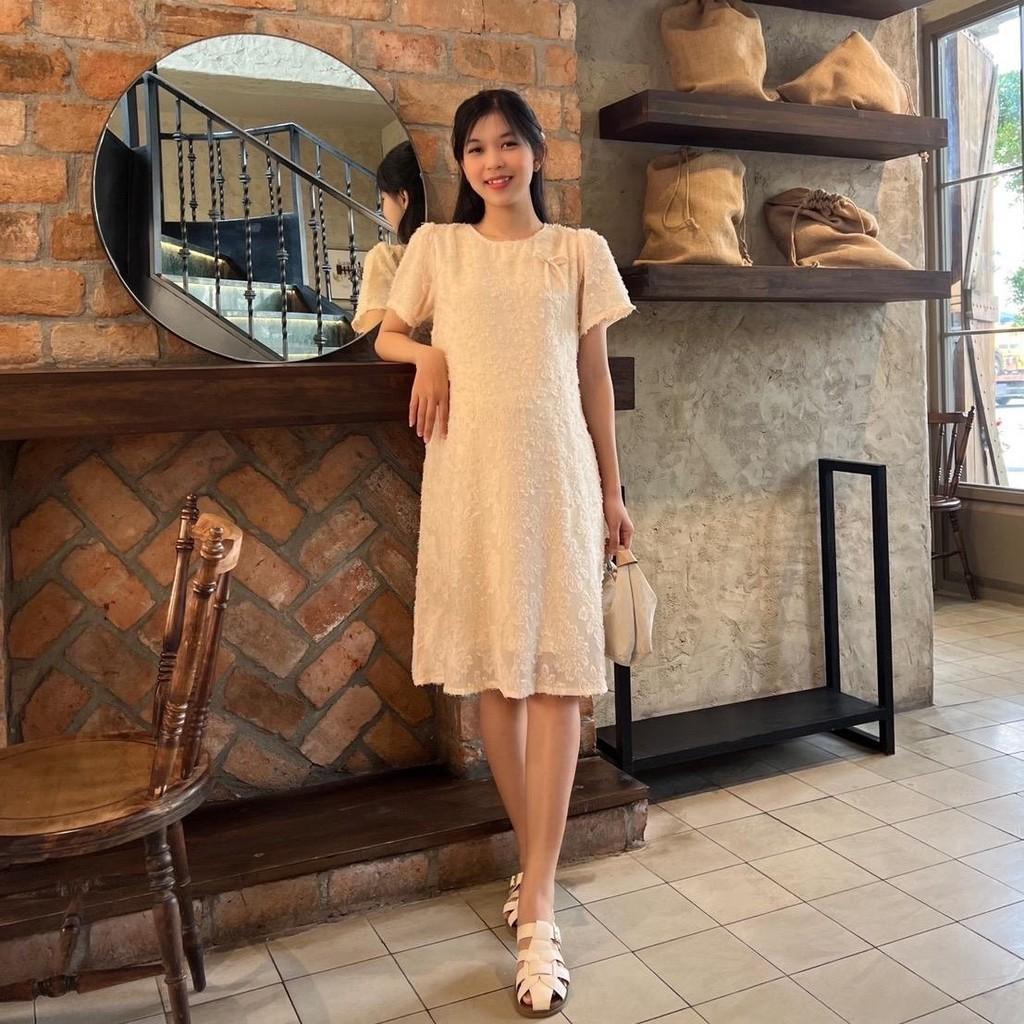 Đầm bầu tơ thêu nổi phom suông cách điệu đính nơ xinh xắn đi chơi, dự tiệc - Đỏ