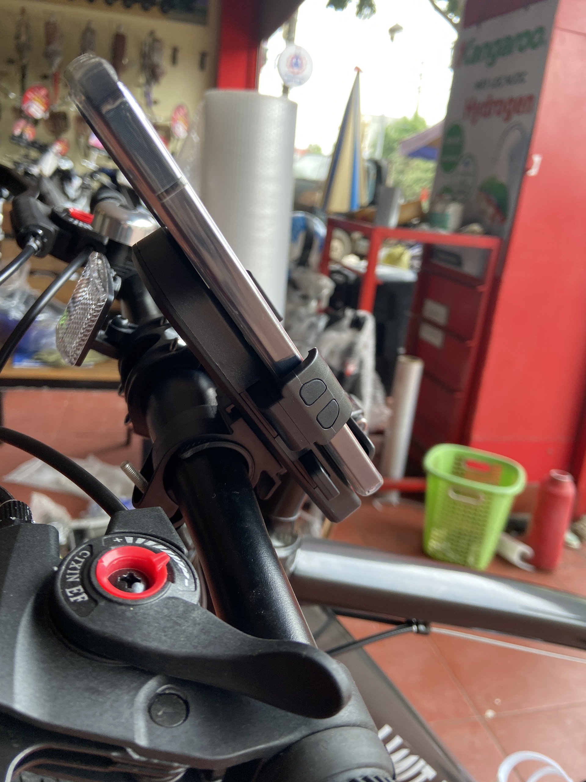 Giá đỡ điện thoại gắn khung xe đạp nhỏ gọn, tiện dụng, dễ sử dụng