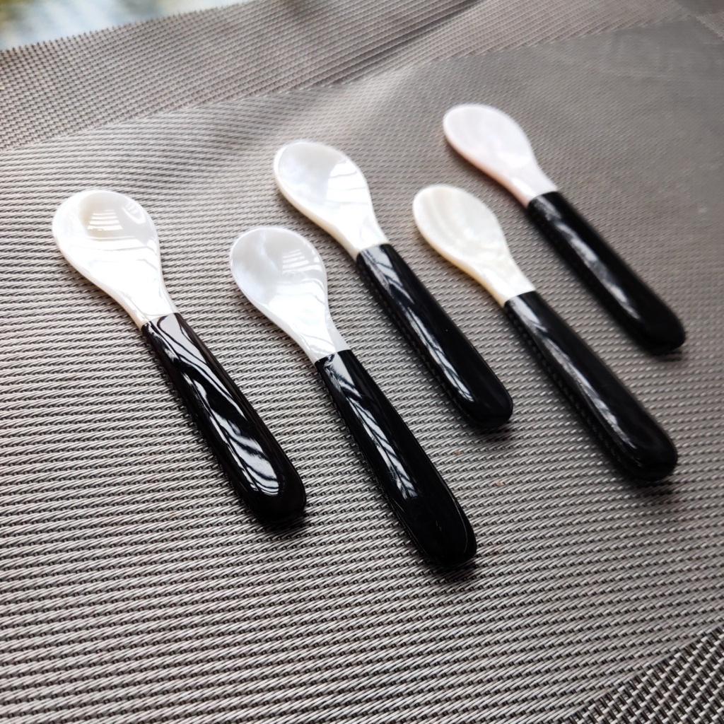 Thìa/Muỗng Trai Trắng Cán Sừng Đen 10cm, Thìa Xúc Trứng Cá Hồi, Trứng Cua, Chụp Ảnh Decor