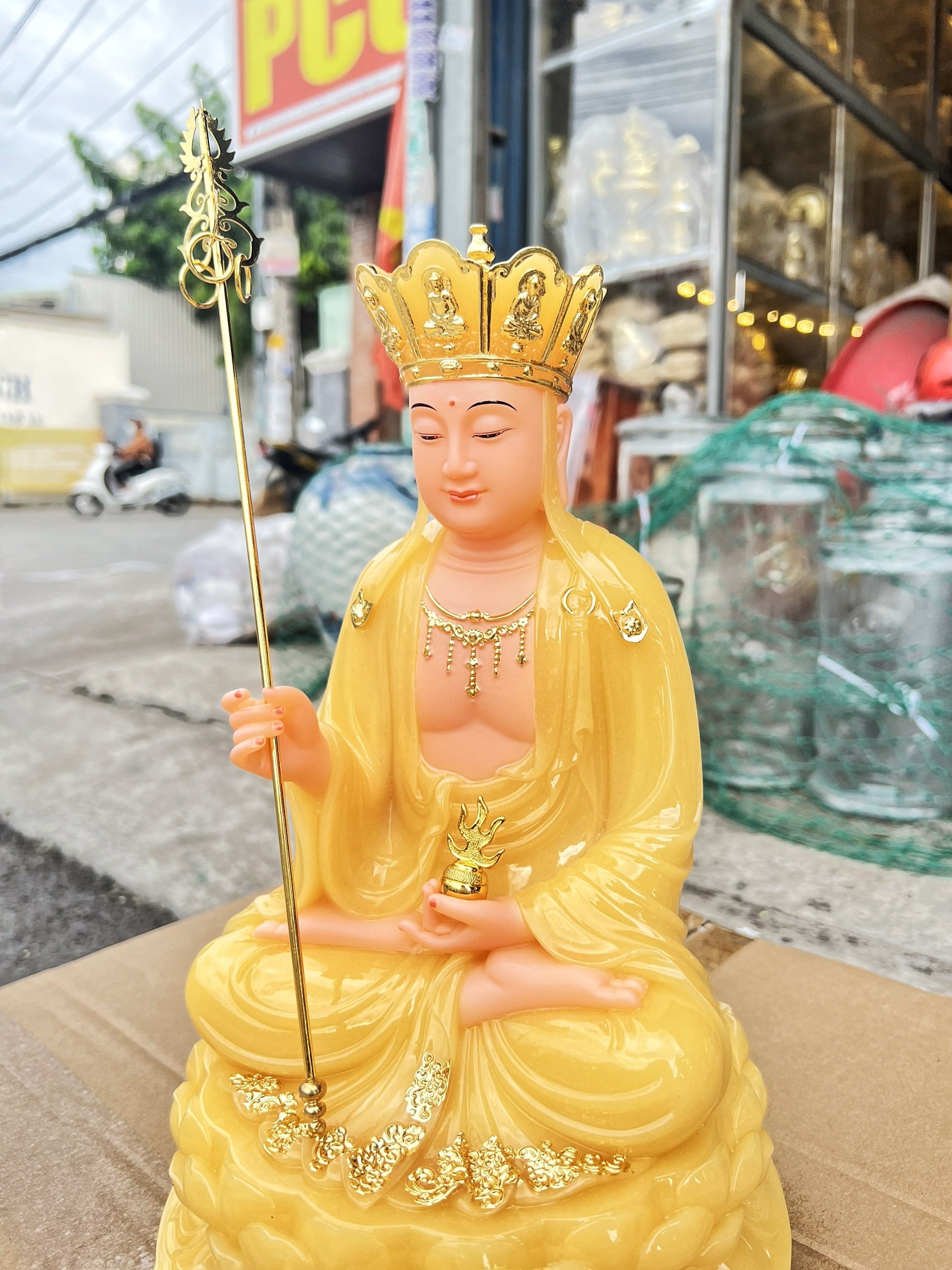 Tượng Địa Tạng Vương Bồ Tát ngồi trên đài sen bằng đá nhập khẩu cao cấp cao 31cm– màu vàng thạch anh
