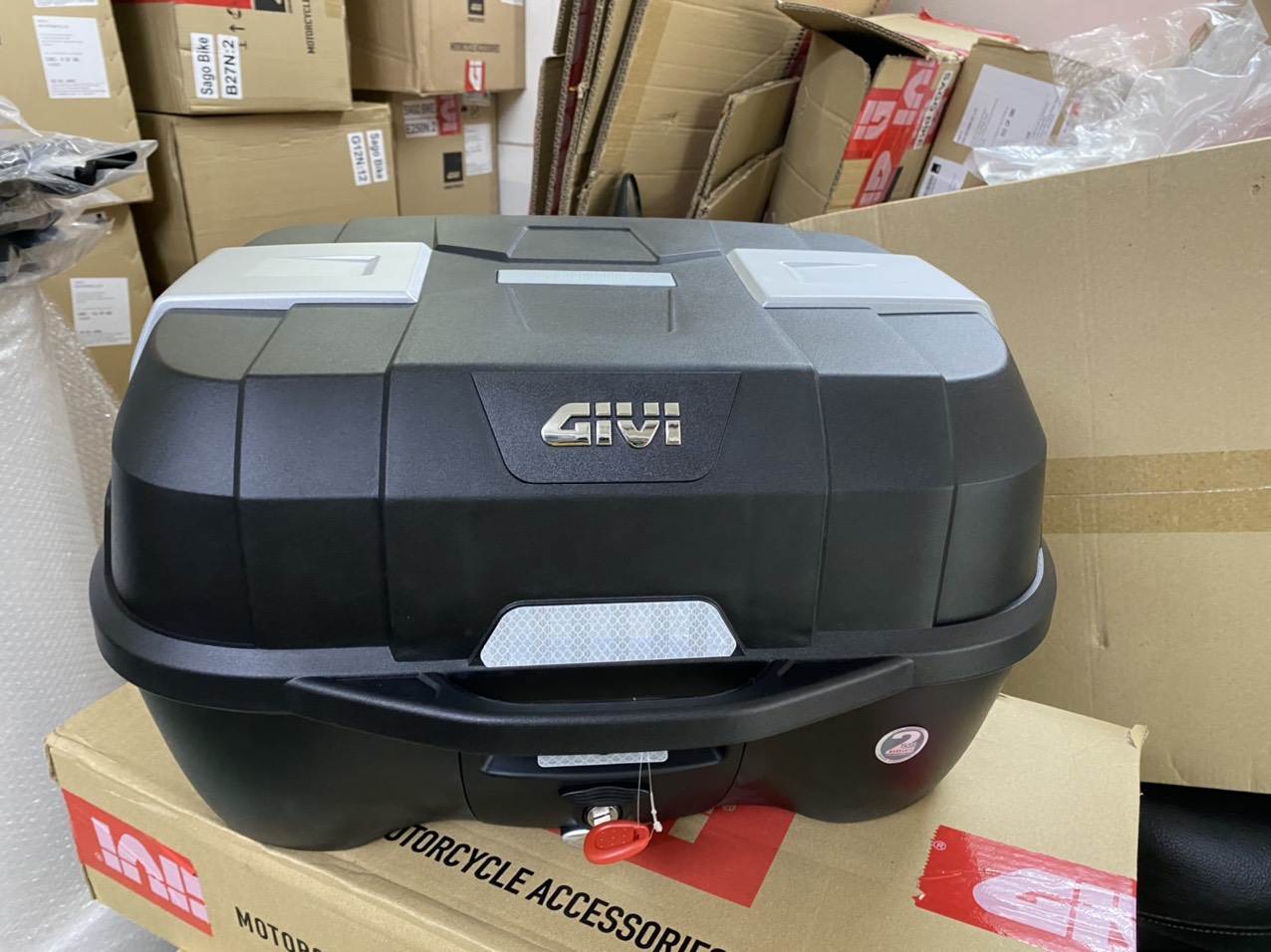 Thùng givi B45NM, thùng sau xe 45lit kèm đế, ốc gắn