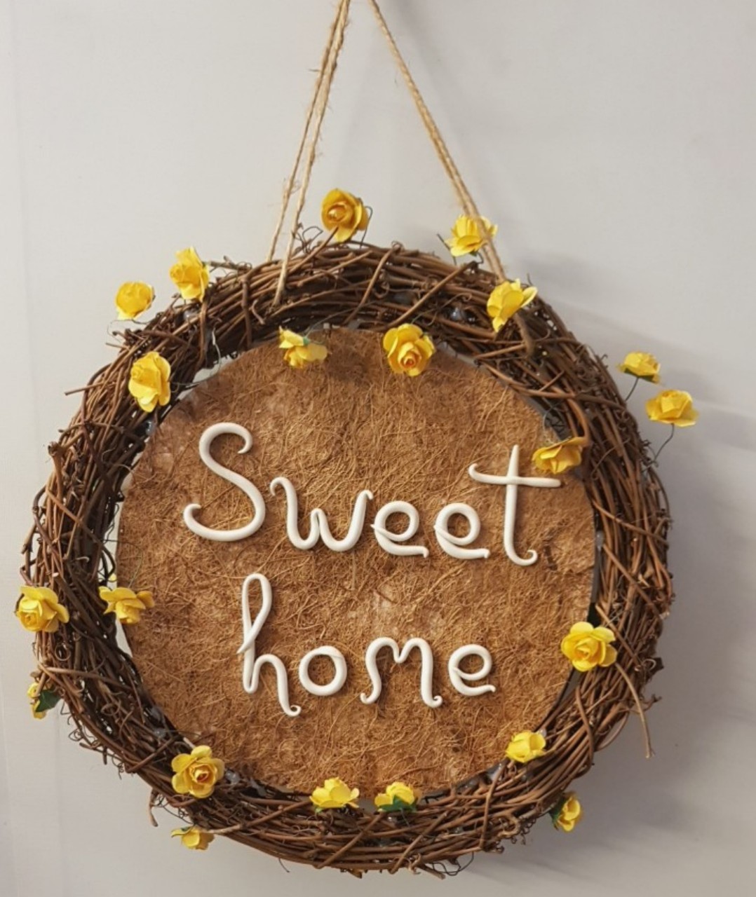 Vòng hoa trang trí, vòng hoa gỗ kết hợp cùng thông điệp "Sweet Home", phụ kiện trang trí nhà cửa xinh xắn. Món quà dễ thương dành tặng bạn bè, người thân. Giao từ HCM