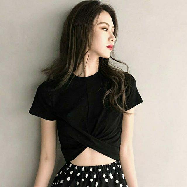 Áo croptop cổ tròn thiết kế thanh lịch