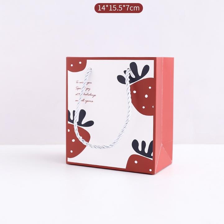 Túi giấy Classy đựng quà dây quai dù họa tiết trái dâu cực xinh Q581