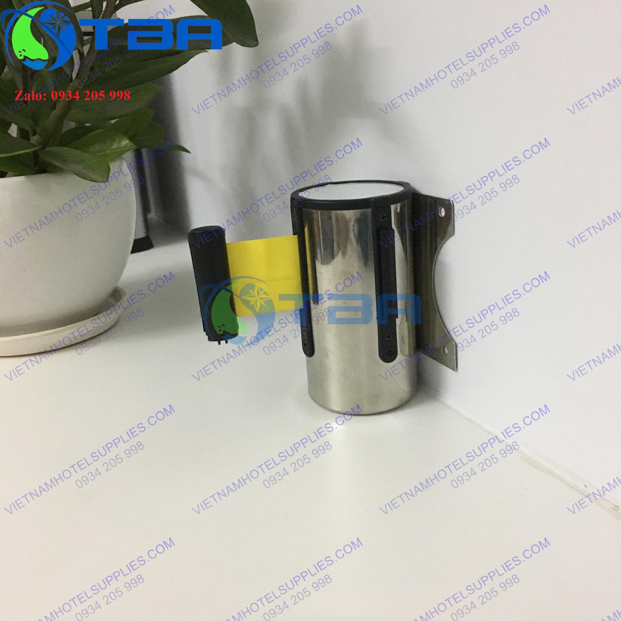 Trụ chắn inox 5m gắn tường với dây căng màu vàng cao cấp