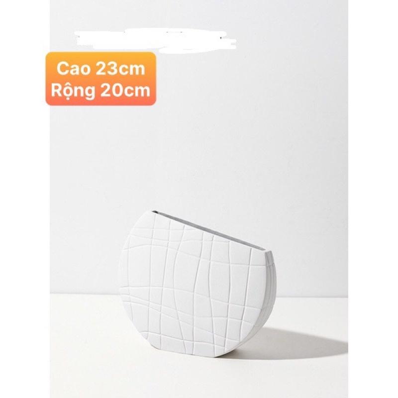 Bình gốm kẻ sọc trắng đen trang trí