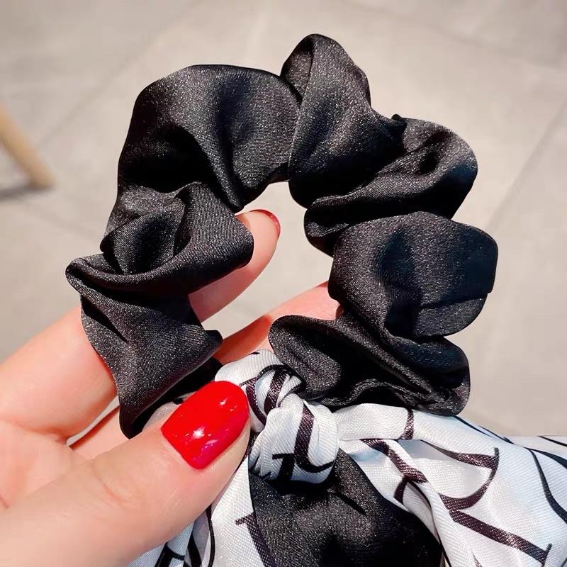 Cột tóc vải satin in chữ D