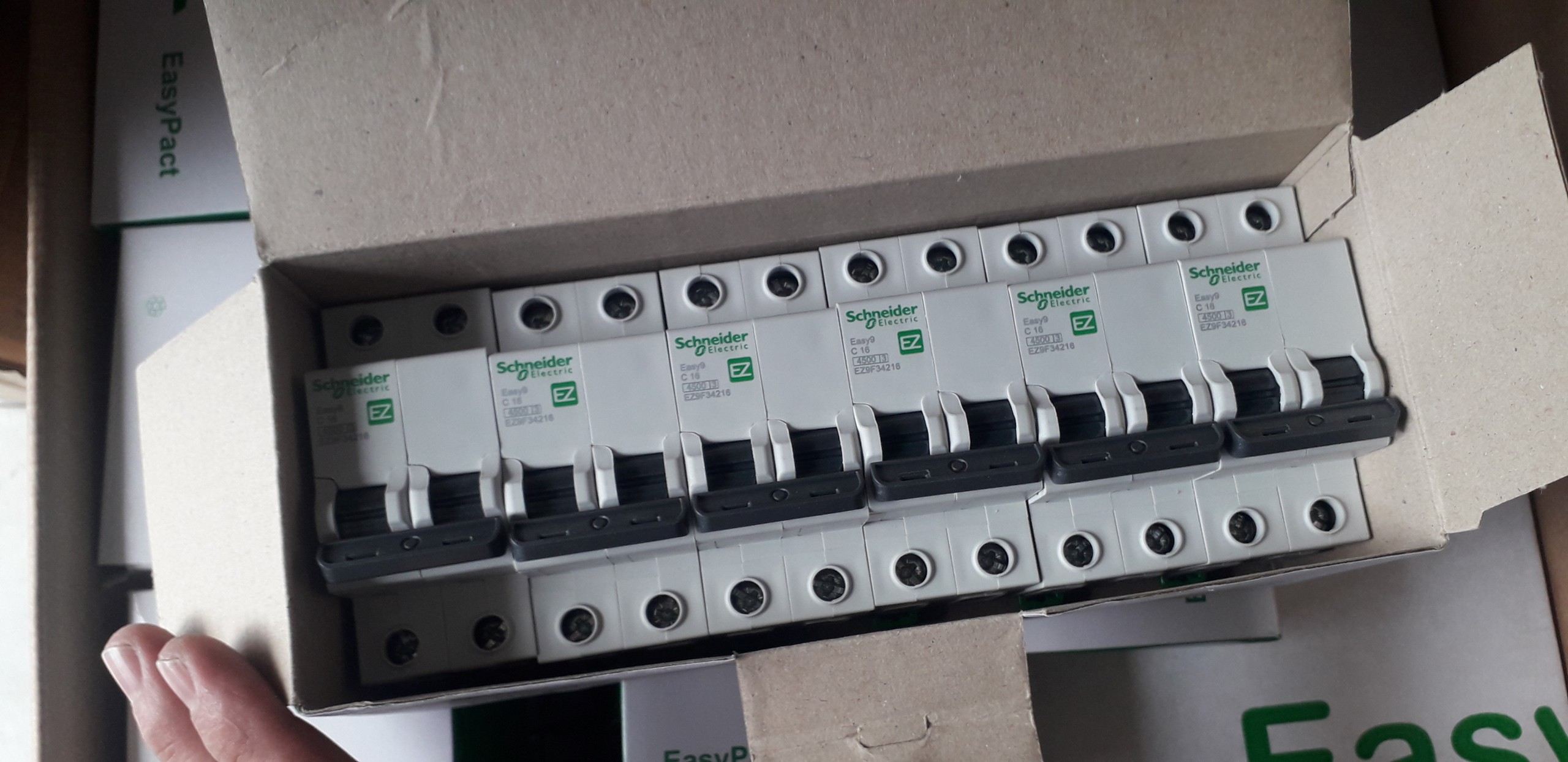 | CHÍNH HÃNG | EZ9F34216 Schneider 2P 16A 4.5kA